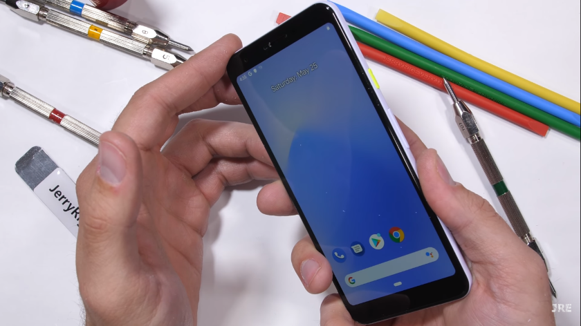 JerryRigEverything протестировал на прочность пластиковый Google Pixel 3a