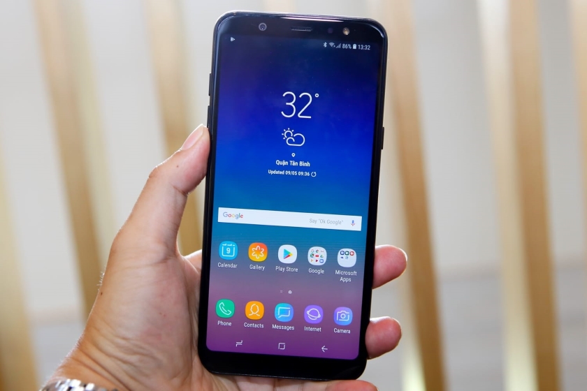 Фотографии Samsung Galaxy J6 Plus: двойная камера и сканер отпечатков пальцев на боковой стороне