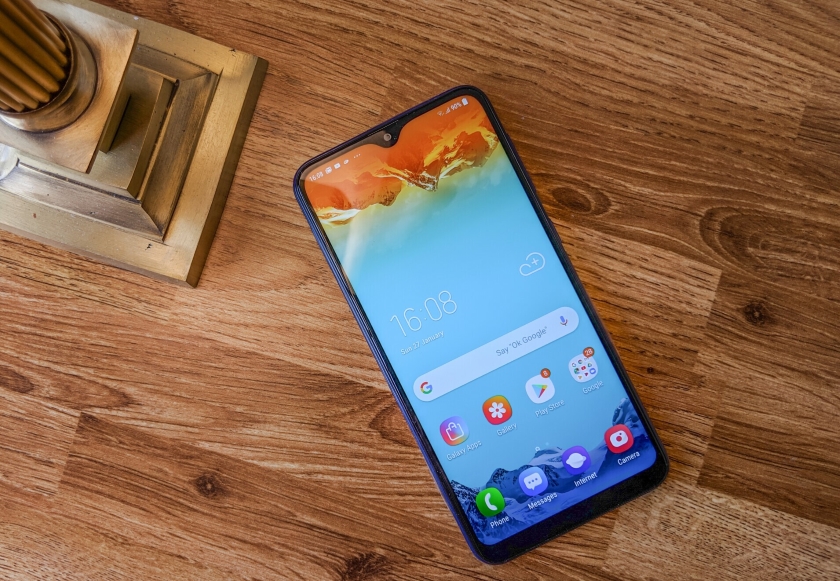 Samsung Galaxy M10 в Україні: 6.2-дюймовий екран Infinity-V, подвійна камера, Face Unlock та цінник у 3600 грн