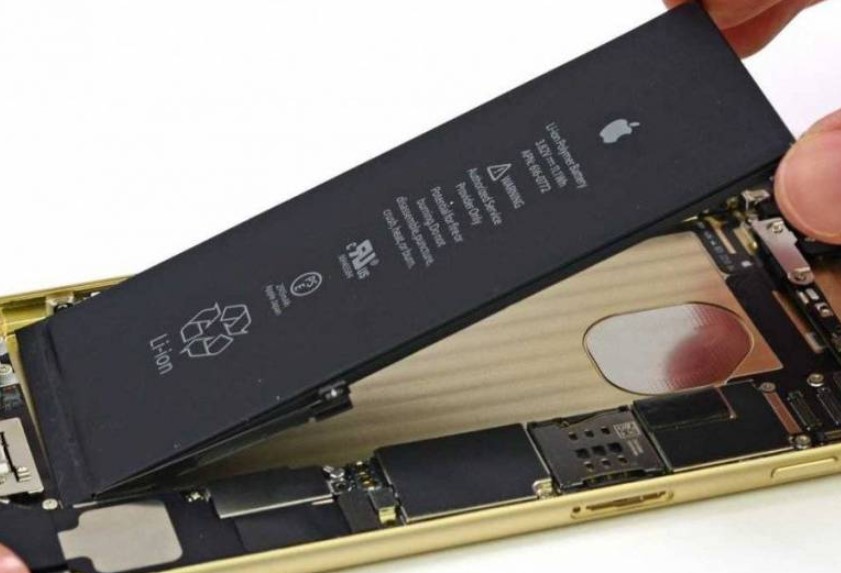 Battery iPhone 6s Plus caught fire during a replacement in the Apple Store