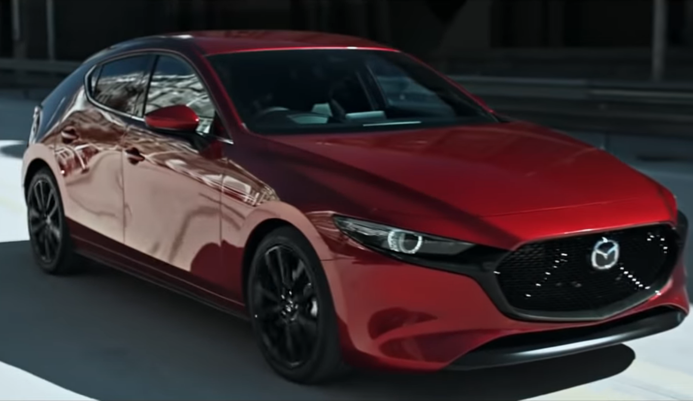 Водії Mazda 3, стережіться: через помилки в ПЗ машина сама гальмує без причини