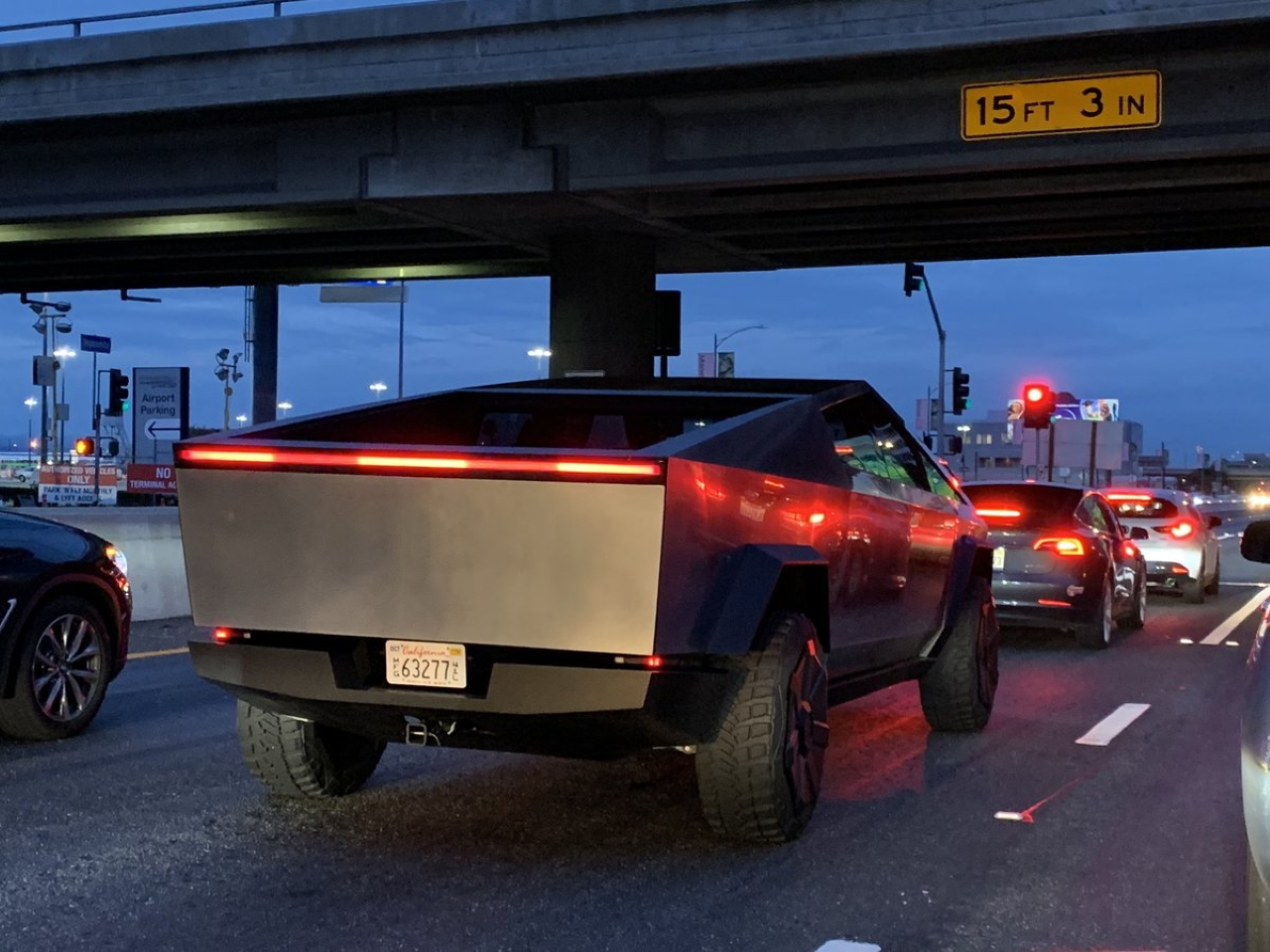 Ілон Маск вже катається на електропікапі Tesla Cybertruck по Лос-Анджелесу