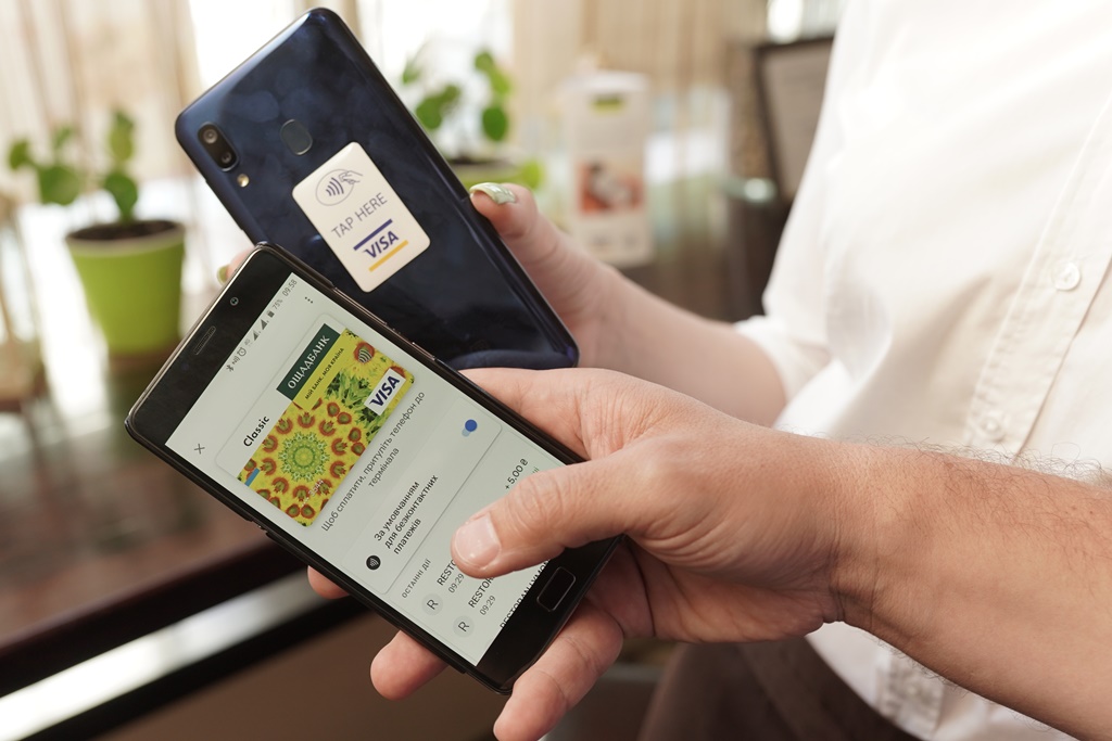 Visa та Ощадбанк запустили в Україні технологію Tap to Phone, яка перетворює смартфон на POS-термінал