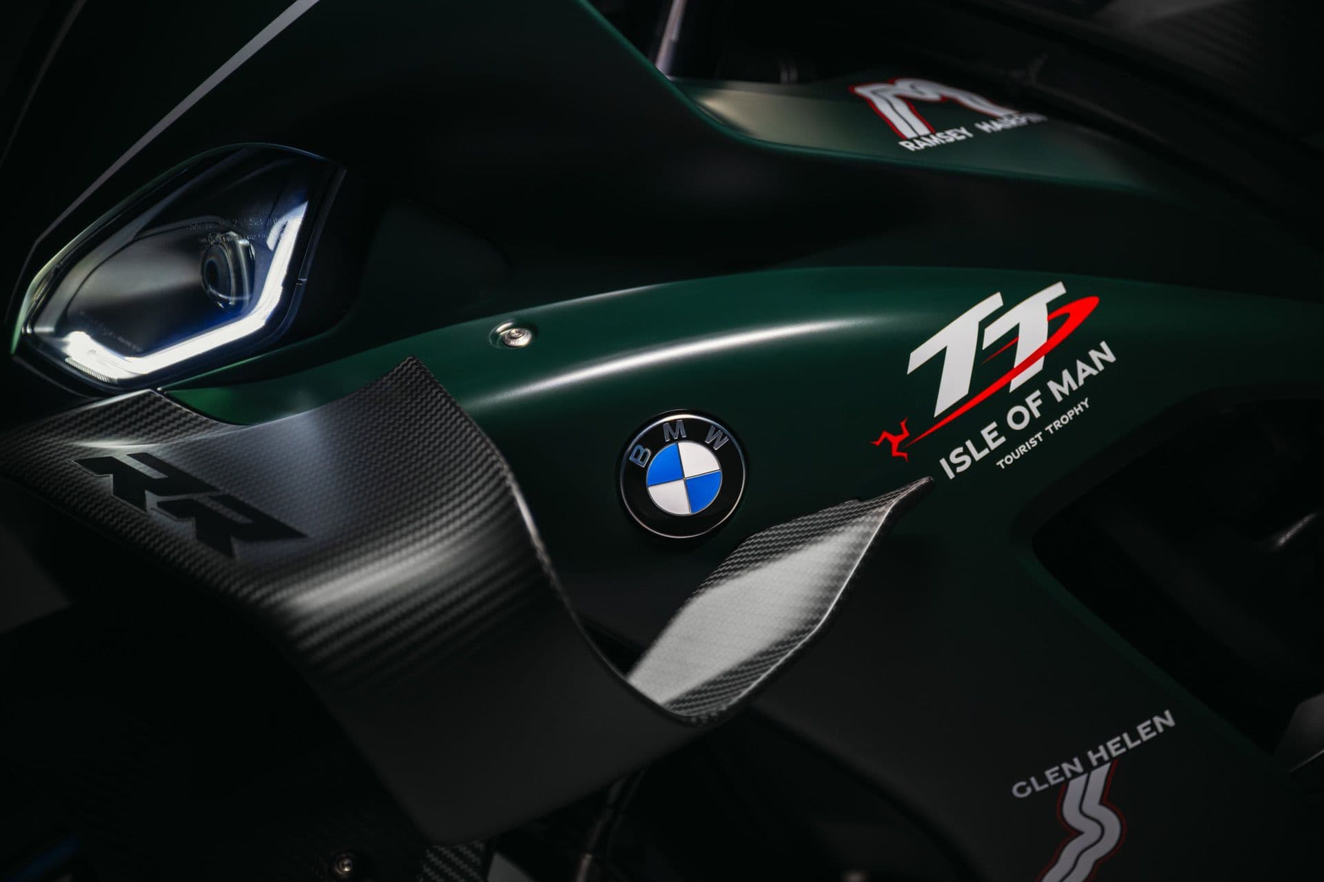 Детали графики Mountain Course на баке BMW M 1000 RR