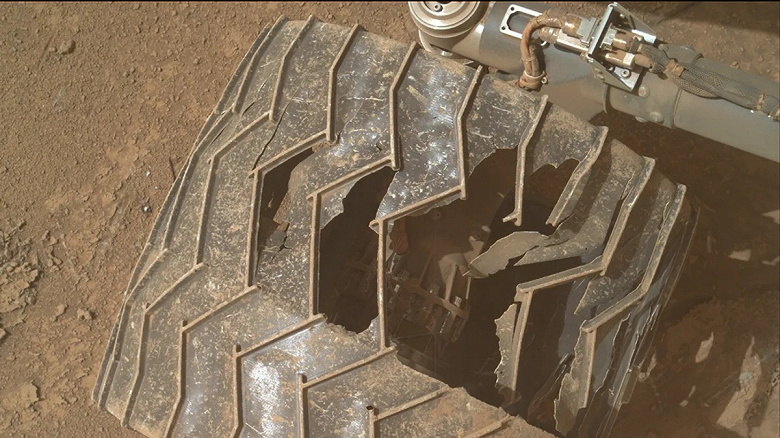 Повреждённое колесо марсохода Curiosity