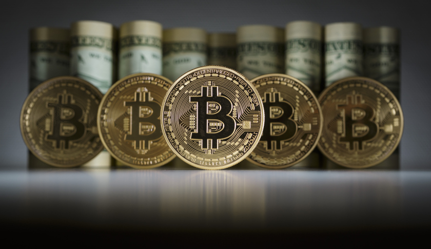 The price of bitcoin fell to a record low $ 7699