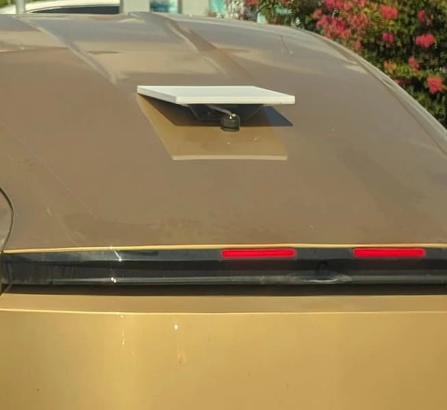 Задняя часть Tesla Cybercab с антенной