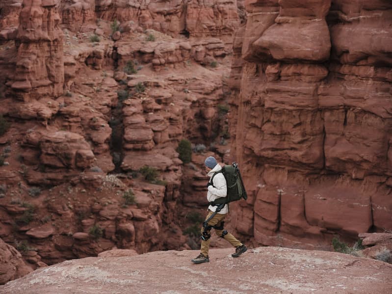 Test de l'exosquelette en conditions de terrain accidenté. Photo : Vastnaut