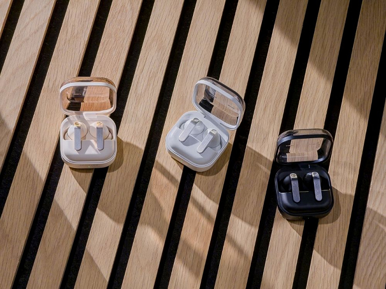 Samsung Galaxy Buds4 та Buds4 Pro у футлярах