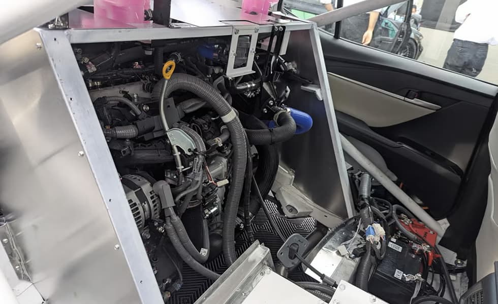 Двигун у багажнику Camry