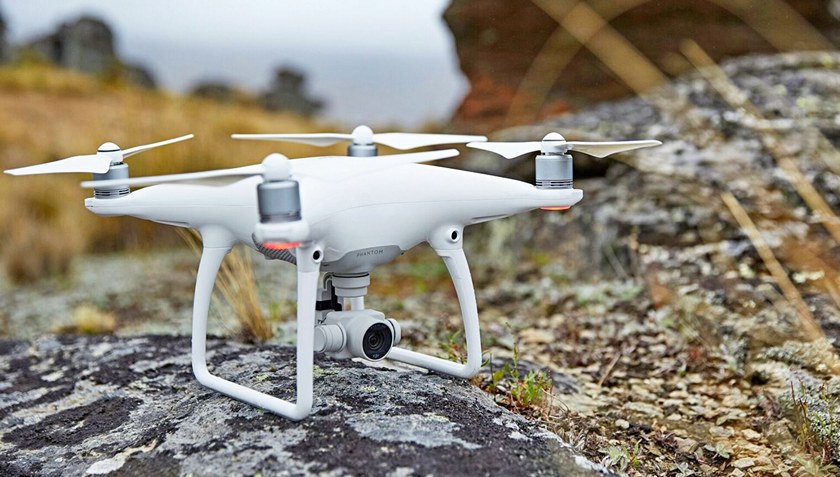 Квадрокоптер DJI Phantom 4 умеет огибать препятствия