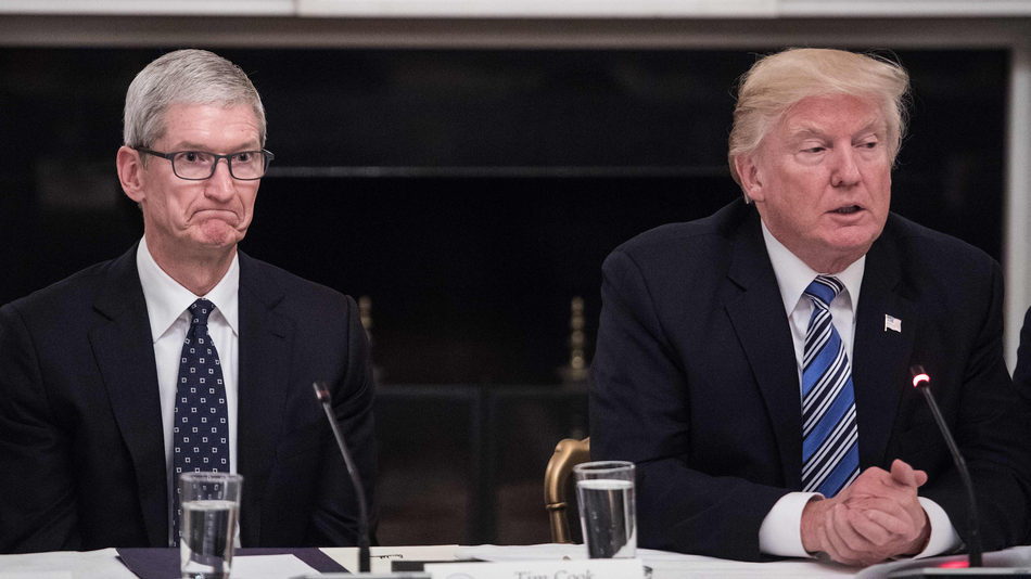 Трамп все ж вводить нові мита на товари з Китаю. Постраждає Apple