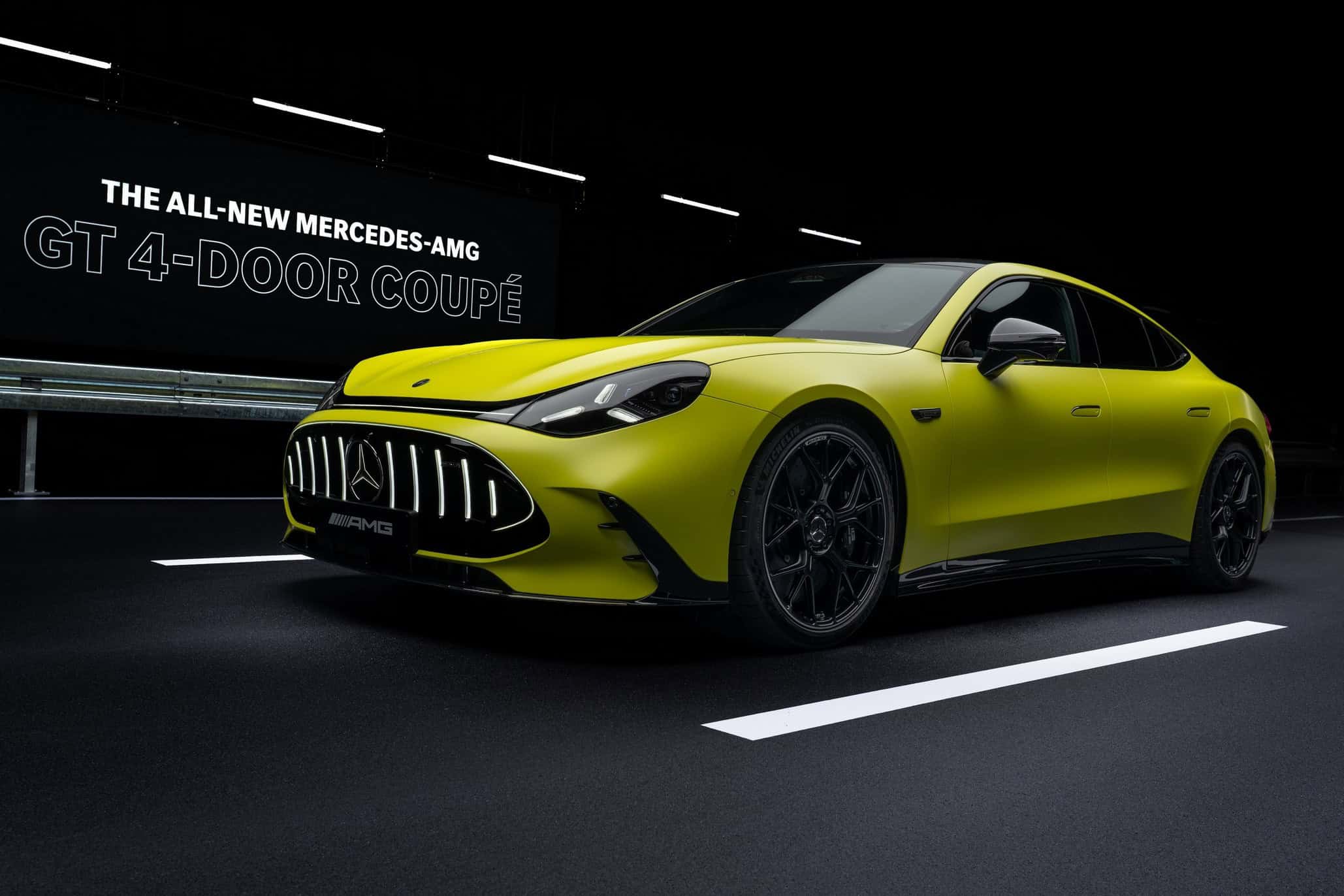 Електричний Mercedes-AMG GT 4-Door Coupe на трасі
