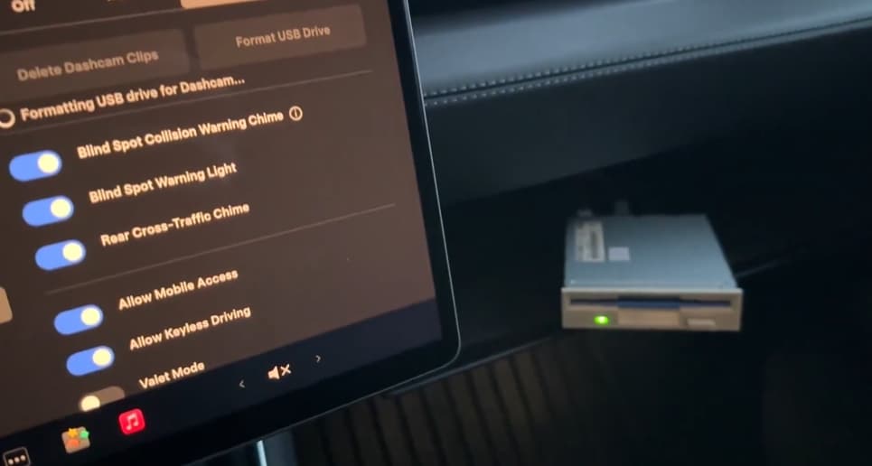 Флоппі-дисковод у салоні Tesla