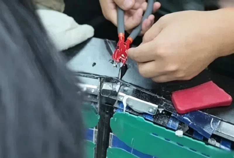 Розбирання батарейного блоку BYD