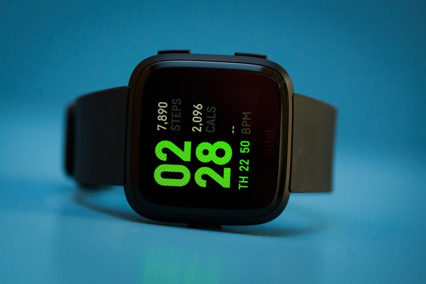 В сеть утекли рендеры новых смарт-часов Fitbit Versa 2