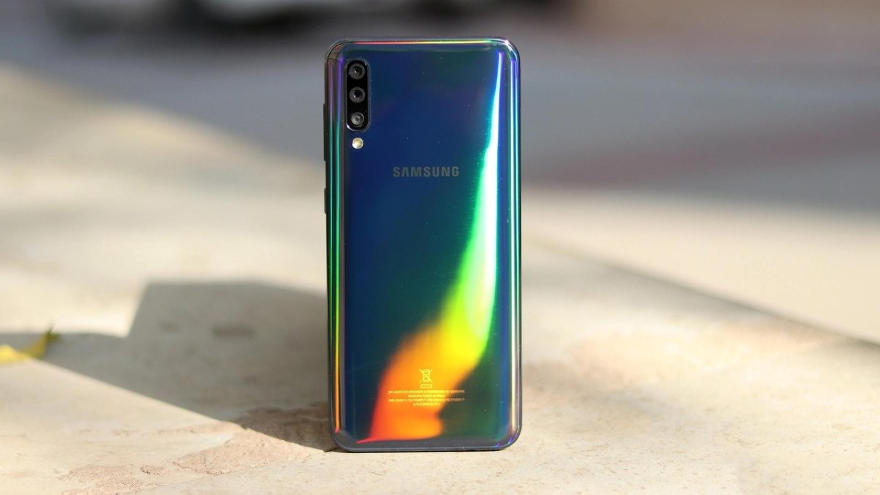 Samsung Galaxy A50 отримав наступне оновлення: у прошивці поліпшили алгоритм зчитування відбитків пальців