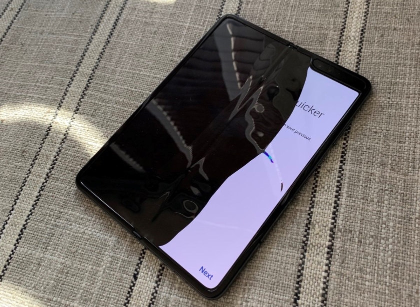 У складного смартфона Galaxy Fold проблемы с экраном