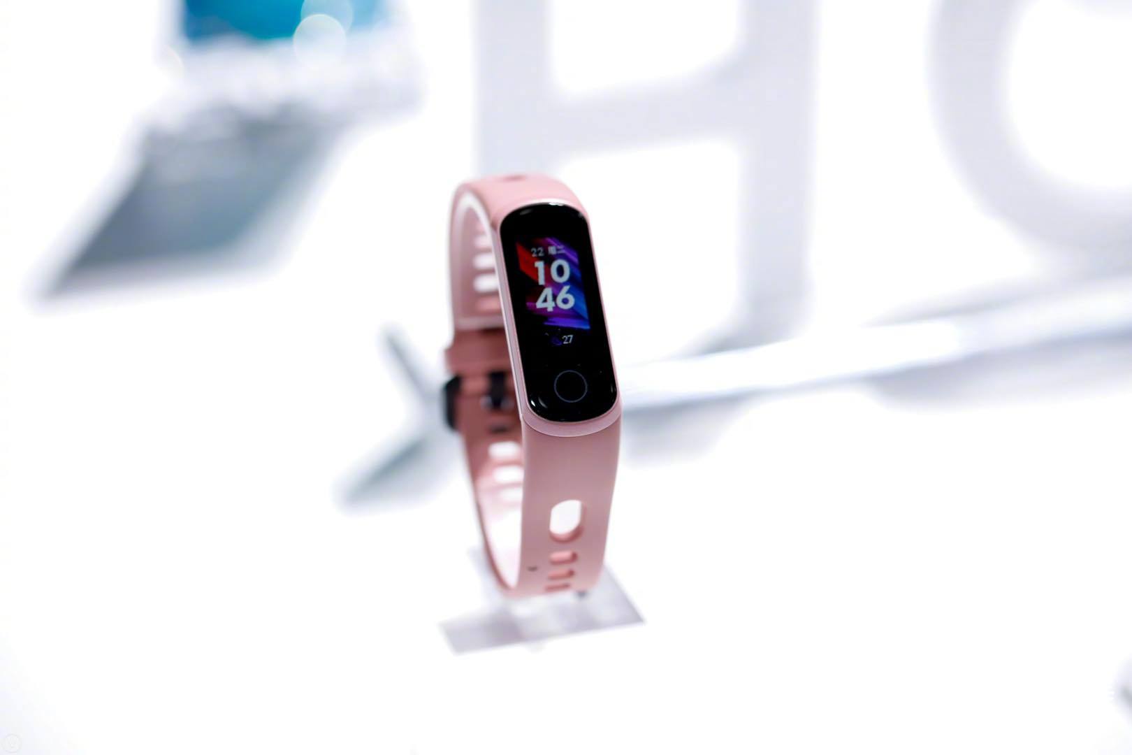 Honor Band 5i: фітнес-браслет із зарядкою в ремінці, але без NFC та з TFT-дисплеєм за $22