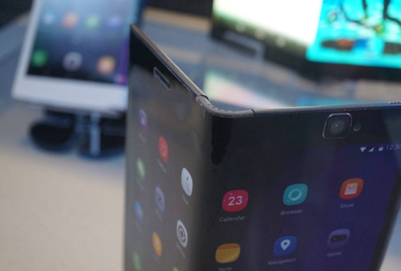 Huawei patented folding smartphone with one large flexible LED-screen