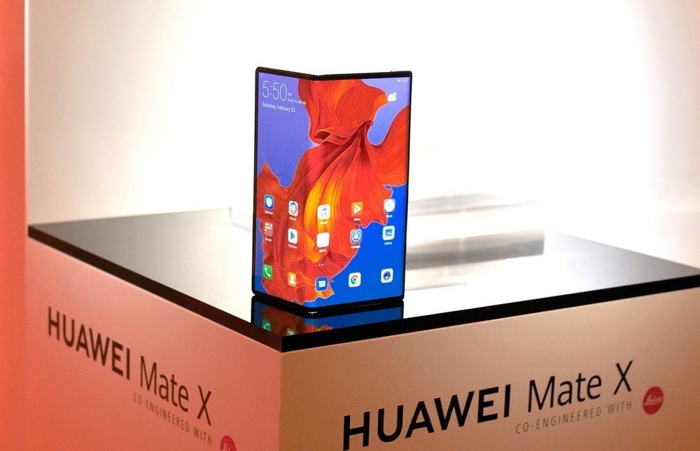 Керівник Huawei вже користується Mate X: складаний смартфон переробили