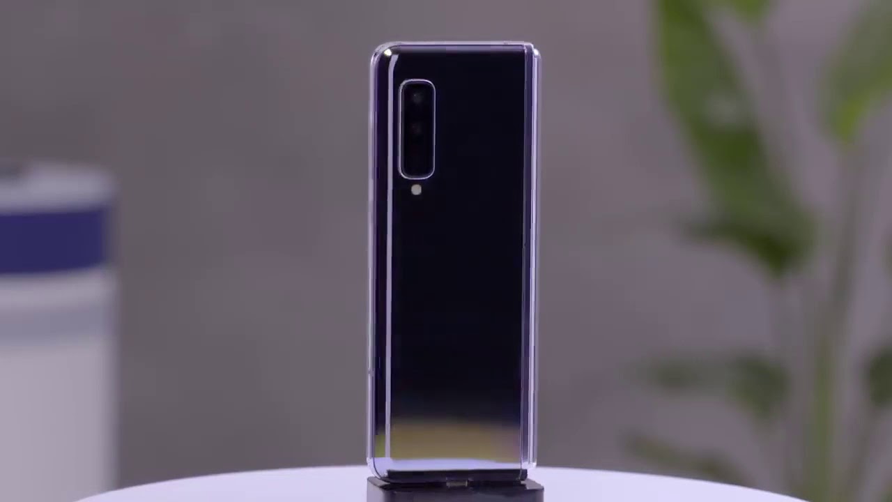 Складаний Samsung Galaxy Fold у всіх деталях та з усіх боків на відео