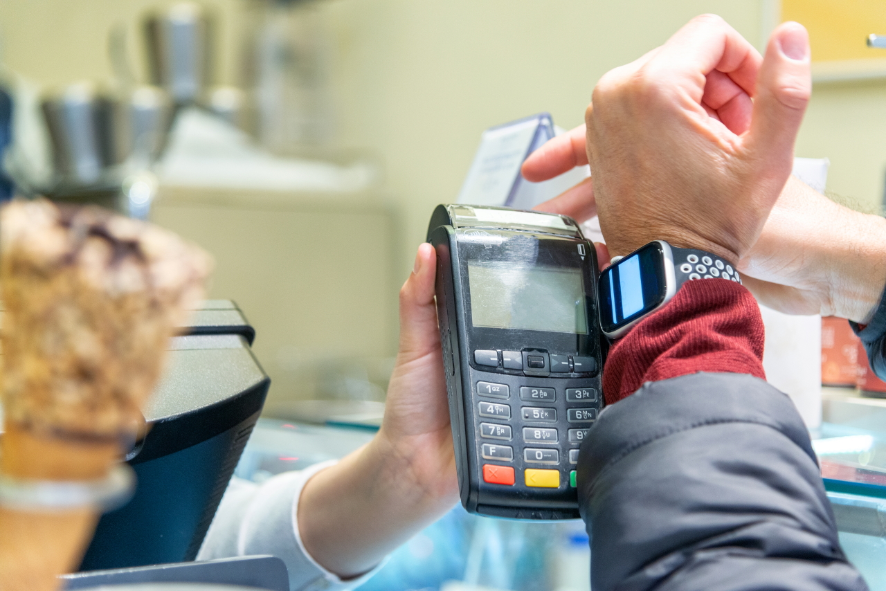 Спасибі, Apple Pay: Україна увійшла в десятку європейських країн за кількістю платежів годинниками та браслетами
