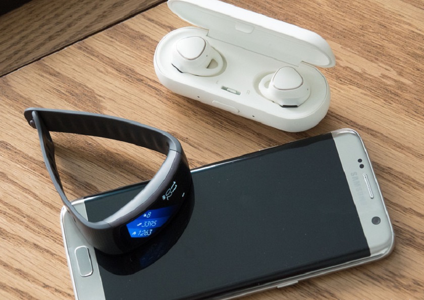 Samsung готує до виходу фітнес-трекер Galaxy Fit та бездротові навушники Galaxy Buds