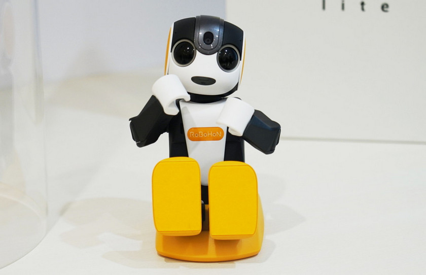 Робот-смартфон Sharp RoboHoN теперь стоит «всего» $715, но не умеет ходить