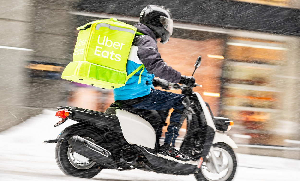 Сервіс доставки їжі Uber Eats запрацюваив у Києві. Його можна спробувати безкоштовно