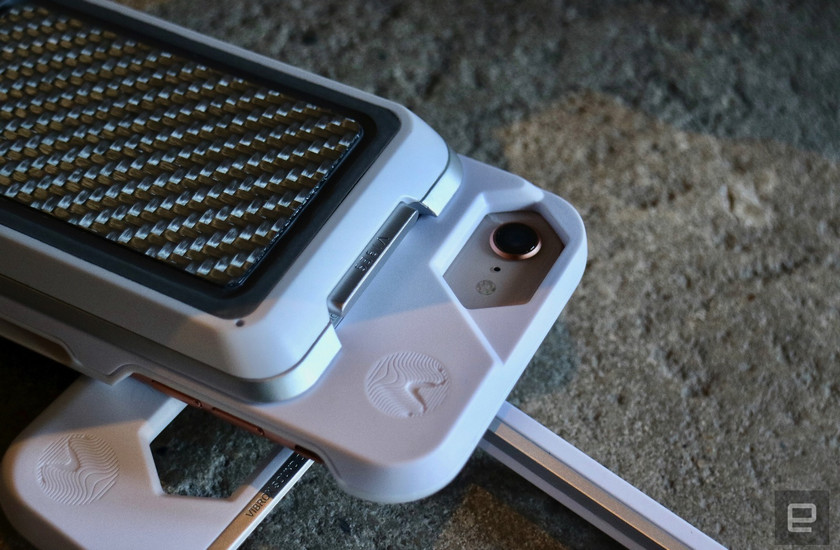 MWC 2018: Transformer case makes iPhone and Galaxy modular