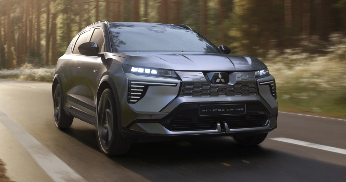 Mitsubishi Eclipse Cross електричний на прибережній дорозі