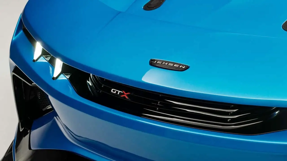 Спортивний купе Jensen Interceptor GTX на гоночному треку