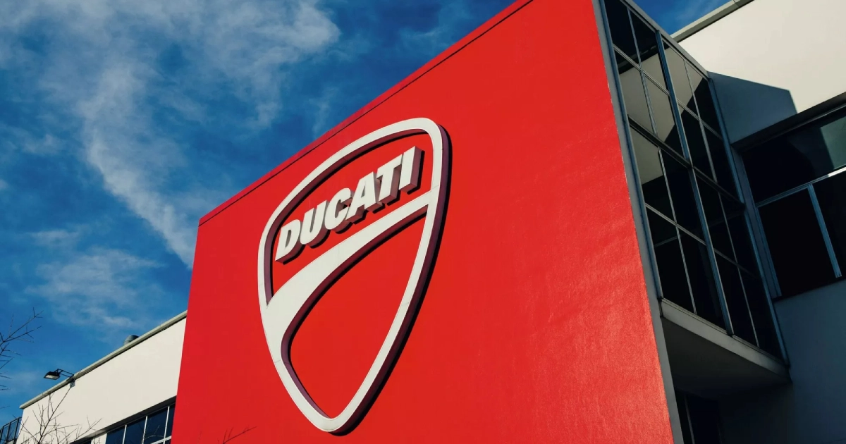 Гонщик на мотоциклі Ducati Corse в повороті на треку