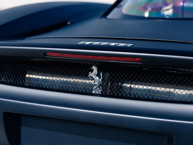 Суперкар Ferrari Enzo у рідкісному матовому чорному кольорі