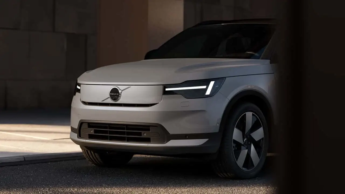 Електричний кросовер Volvo EX40 2026 в русі