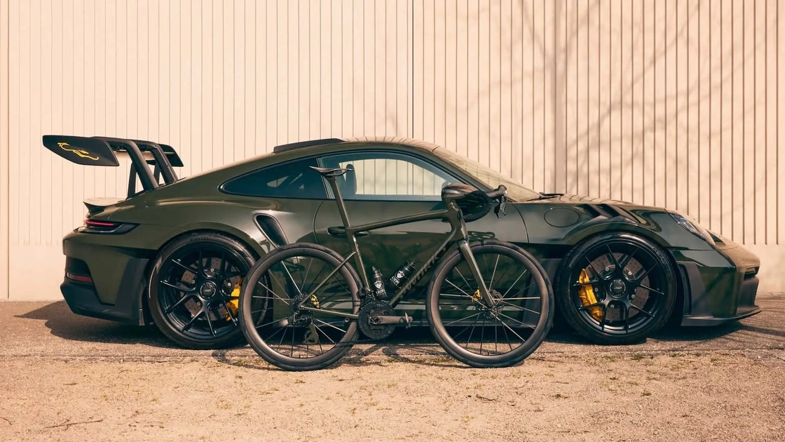 Porsche 911 GT3 RS та Specialized S-Works в одному кольорі
