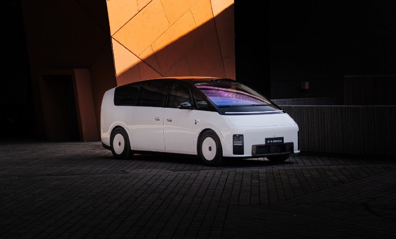 Електричний мінівен Li Auto Mega Home у сріблястому кольорі