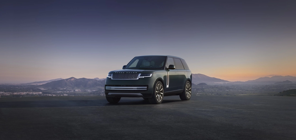 Range Rover спереду на тлі гір у сутінках