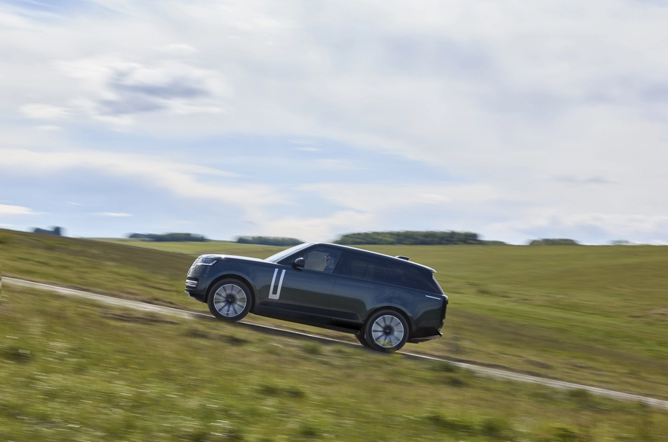 Range Rover Electric у русі