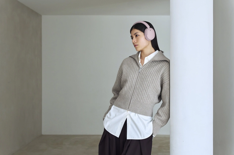 Femme portant le casque rose dans un décor minimaliste