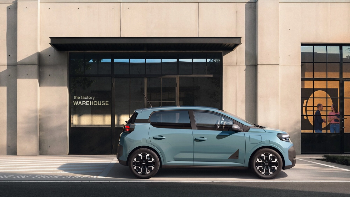 Dacia Spring вигляд збоку біля будівлі