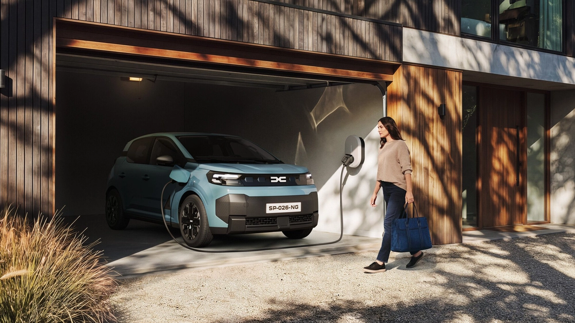Dacia Spring заряджається біля будинку