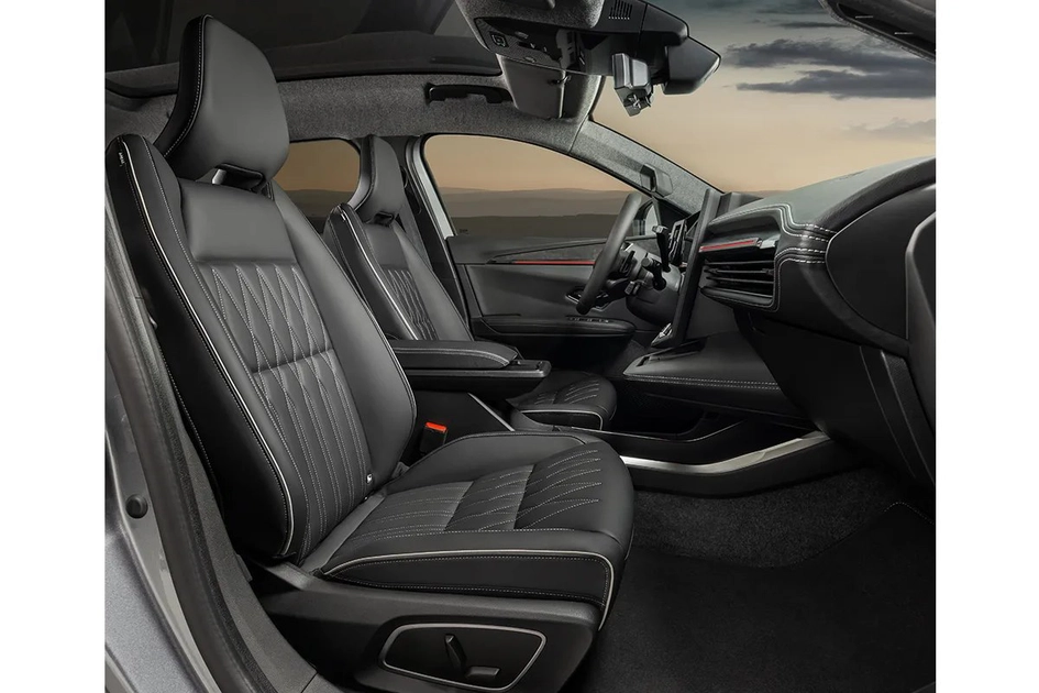 Салон Eclipse Cross, передние сидения и панель