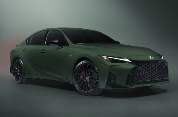 Зелений Lexus IS 350 спереду збоку, чорні диски BBS
