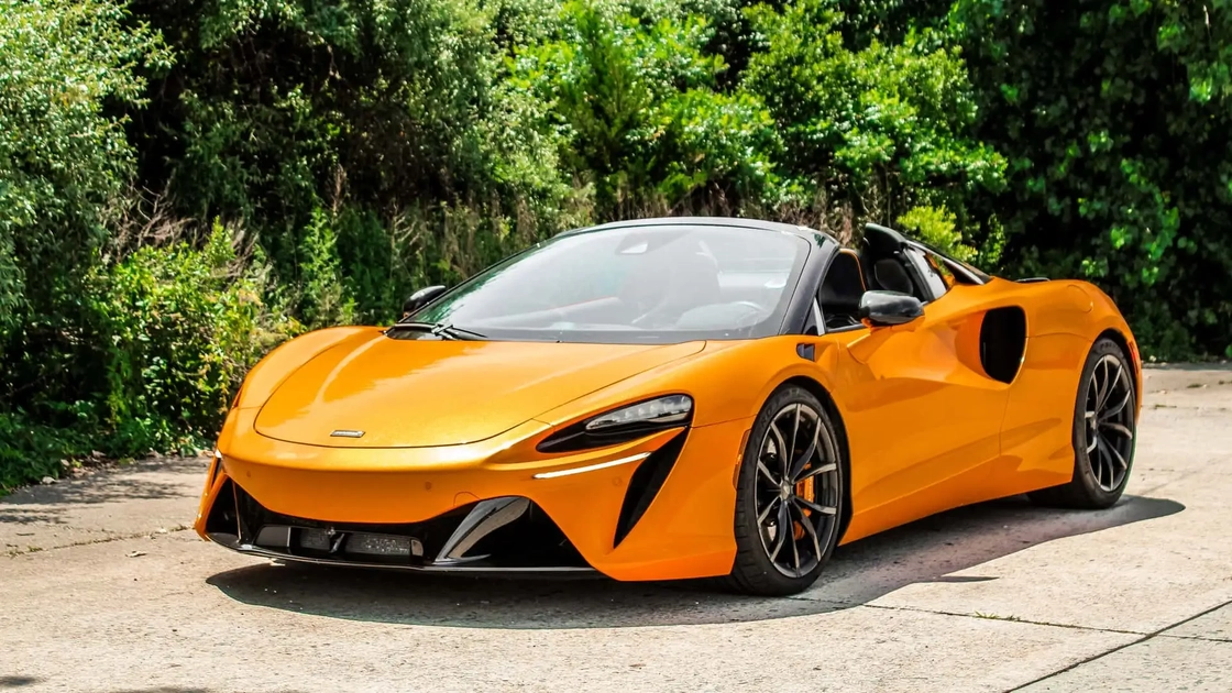 Гібридний суперкар McLaren Artura Spider на дорозі