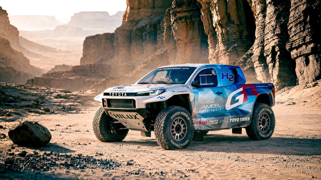 Прототип Toyota DKR GR FC Hilux на водневих паливних елементах у пустелі