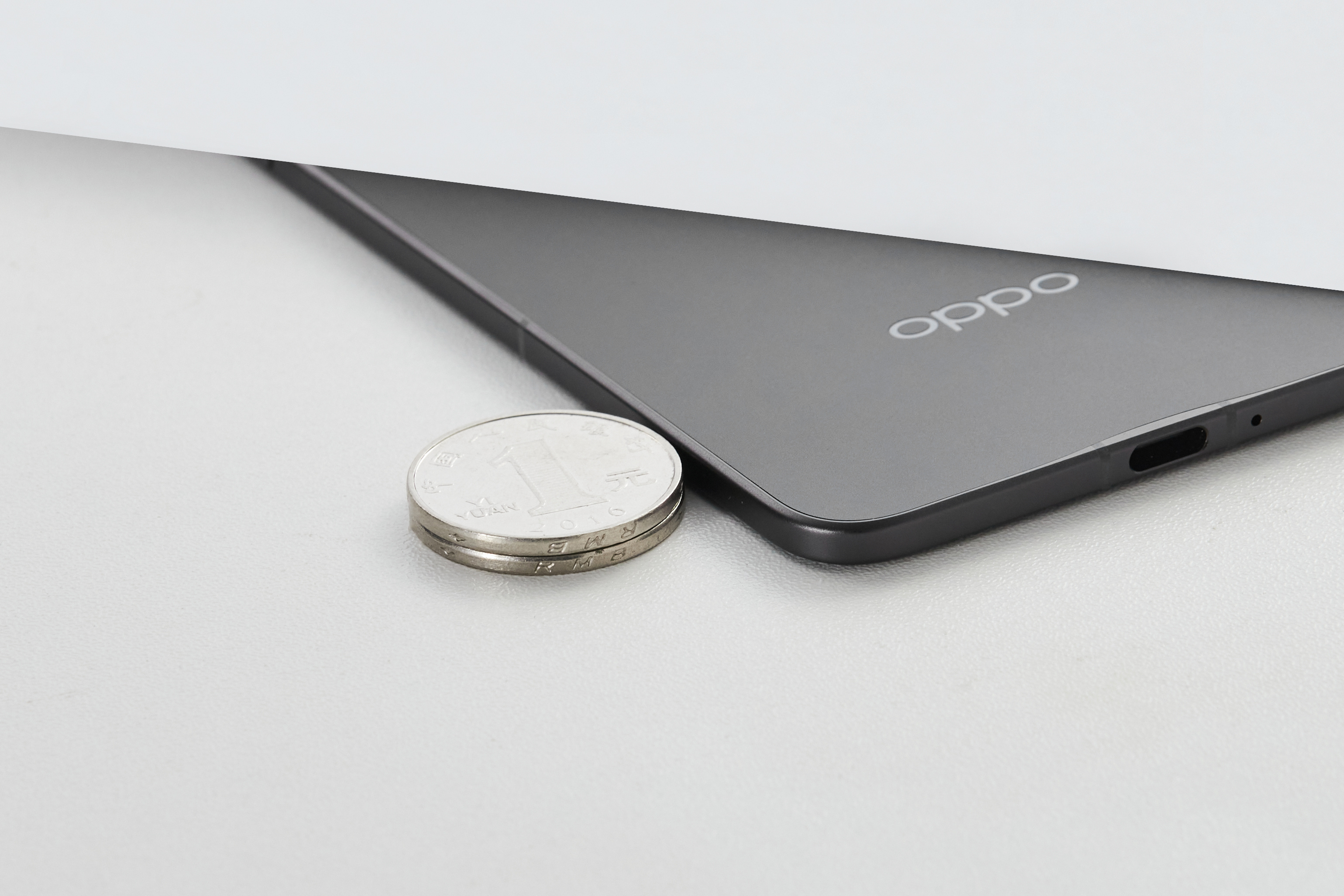 Le smartphone Oppo Find N5 à l'état ouvert