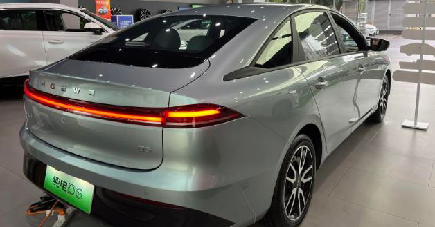 Roewe D6 sedan in harsh conditions