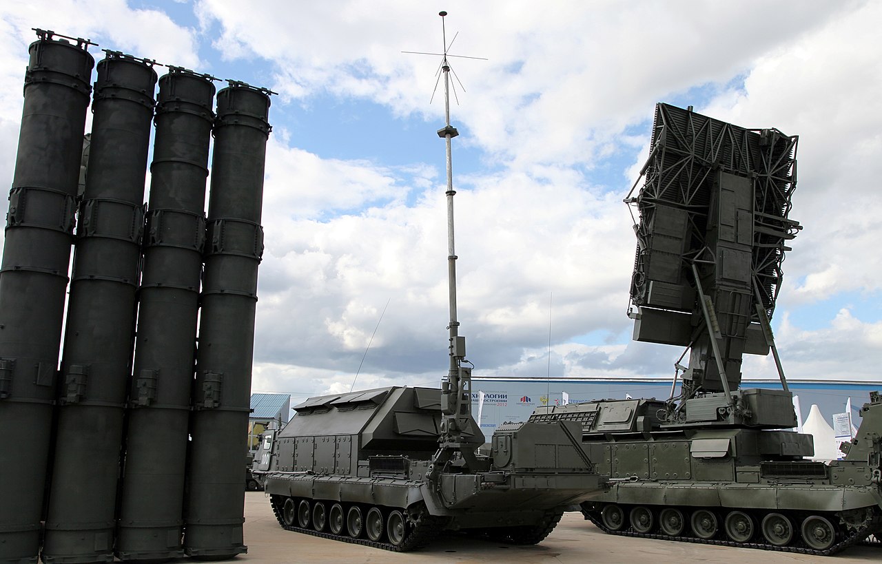 Les HIMARS ont touché les lanceurs, le système de guidage et le radar d'un rare système russe de missiles sol-air S-300V4 Antey, capable d'intercepter des missiles balistiques.